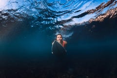 Atrakcyjna surfingowiec kobieta z surfboard nurem podwodnym z poniższą falą Kaczka nur w oceanie fotografia stock Atrakcyjna surfingowiec kobieta z surfboard nurem podwodnym z poniższą falą Kaczka nur w oceanie fotografia stock