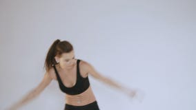 Atrakcyjnej dziewczyny stażowa wisząca ozdoba ćwiczy w gym swobodny ruch zbiory Atrakcyjnej dziewczyny stażowa wisząca ozdoba ćwiczy w gym swobodny ruch zbiory