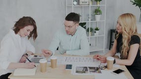 Atrakcyjni i eleganccy ludzie pracują w nowożytnym biurze Dosyć szczęśliwa blondynki kobieta daje znacząco instrukcjom ona zbiory Atrakcyjni i eleganccy ludzie pracują w nowożytnym biurze Dosyć szczęśliwa blondynki kobieta daje znacząco instrukcjom ona zbiory
