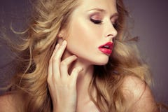 Atrakcyjny kobieta model z bladą cerą zdjęcie stock Atrakcyjny kobieta model z bladą cerą zdjęcie stock