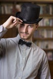 Atrakcyjny młody człowiek jest ubranym odgórnego kapelusz i łęku krawat Zdjęcia Royalty Free