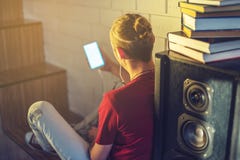 Atrakcyjny młody człowiek słucha audio książka w hełmofonach Pojęcie technologii edukacja pozytywny styl życia zdjęcie stock Atrakcyjny młody człowiek słucha audio książka w hełmofonach Pojęcie technologii edukacja pozytywny styl życia zdjęcie stock