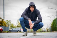 Atrakcyjny młody człowiek z hoodie i baseball nakrętką w miasto ulicie zdjęcia royalty free Atrakcyjny młody człowiek z hoodie i baseball nakrętką w miasto ulicie zdjęcia royalty free