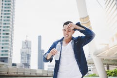 Atrakcyjny przystojny azjatykci mężczyzna dostaje spragnionym przez gorącego weathe fotografia royalty free Atrakcyjny przystojny azjatykci mężczyzna dostaje spragnionym przez gorącego weathe fotografia royalty free