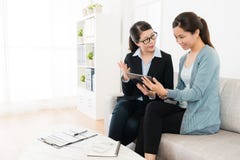 Atrakcyjny żeński asekuracyjny agent używa mobilnego ochraniacza zdjęcie stock Atrakcyjny żeński asekuracyjny agent używa mobilnego ochraniacza zdjęcie stock
