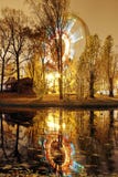 Atração a roda de Ferris com luzes no parque de diversões da noite fotografia de stock Atração a roda de Ferris com luzes no parque de diversões da noite fotografia de stock