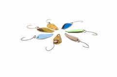 Atrações de colher coloridas das atrações da pesca da truta para o lago ou a truta arco-íris de travamento, equipadas com os ganc imagens de stock Atrações de colher coloridas das atrações da pesca da truta para o lago ou a truta arco-íris de travamento, equipadas com os ganc imagens de stock