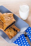 Att baka, strudel med vallmofrön och mjölkar arkivbild Att baka, strudel med vallmofrön och mjölkar arkivbild