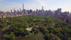 Att flyga ovanför centalen parkerar i New York City Fantastisk flyg- bild (80 M) stock video Att flyga ovanför centalen parkerar i New York City Fantastisk flyg- bild (80 M) stock video