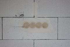 Att att göra väggplattor för strömbrytare och uttag i väggen av skum reparation i lägenheten eller huset Konstruktion royaltyfri foto Att att göra väggplattor för strömbrytare och uttag i väggen av skum reparation i lägenheten eller huset Konstruktion royaltyfri foto