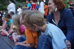 Att hålla ögonen på för folkmassa ståtar royaltyfri fotografi Att hålla ögonen på för folkmassa ståtar royaltyfri fotografi