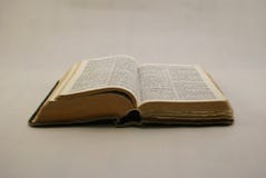 Att lägga för helig bibel öppnade royaltyfria foton Att lägga för helig bibel öppnade royaltyfria foton