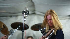 Att spela för rockband som är hårt, vaggar i studion arkivfilmer Att spela för rockband som är hårt, vaggar i studion arkivfilmer