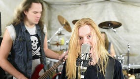 Att spela för rockband som är hårt, vaggar i studion stock video Att spela för rockband som är hårt, vaggar i studion stock video