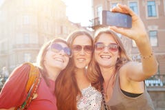 Att ta för vänner som är selfy, studenter reser till Europa, flickaselfie arkivbild Att ta för vänner som är selfy, studenter reser till Europa, flickaselfie arkivbild