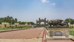 Att vråla brons tigern Mysore slottingång royaltyfri fotografi Att vråla brons tigern Mysore slottingång royaltyfri fotografi