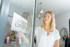 Att vända för dam shoppar tecknet att öppna arkivfoto Att vända för dam shoppar tecknet att öppna arkivfoto
