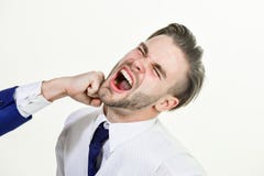Attaque d'affaires Conflit d'affaires et concept d'argument Homme battu par fin de collègue vers le haut de visage sur le fond bl image stock Attaque d'affaires Conflit d'affaires et concept d'argument Homme battu par fin de collègue vers le haut de visage sur le fond bl image stock