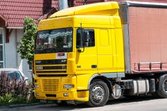 Attente jaune de camion de DAF photos libres de droits Attente jaune de camion de DAF photos libres de droits