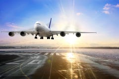 Atterraggio di aeroplano del passeggero sulla pista in aeroporto. immagine stock Atterraggio di aeroplano del passeggero sulla pista in aeroporto. immagine stock