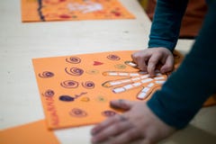 Attività scientifica per i bambini, il disegno ed il collage di Bon fotografie stock libere da diritti Attività scientifica per i bambini, il disegno ed il collage di Bon fotografie stock libere da diritti