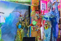 Attore cinese dell'opera tradizionale di musical di prestazione della cultura di cantonese fotografia stock libera da diritti Attore cinese dell'opera tradizionale di musical di prestazione della cultura di cantonese fotografia stock libera da diritti