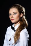 Attracive Frau im weißen Hemd und in der schwarzen Gleichheit lizenzfreie stockbilder Attracive Frau im weißen Hemd und in der schwarzen Gleichheit lizenzfreie stockbilder