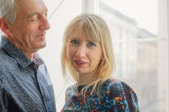 Attraktiv blond kvinna som kramar den stiliga h?ga mannen och ser kameran med f?r?lskelse och passion Par med ?lder royaltyfria bilder Attraktiv blond kvinna som kramar den stiliga h?ga mannen och ser kameran med f?r?lskelse och passion Par med ?lder royaltyfria bilder