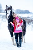 Attraktiv härlig ung kvinna i trendig pulloverevinter royaltyfria bilder Attraktiv härlig ung kvinna i trendig pulloverevinter royaltyfria bilder