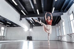 Attraktiv kompetent ballerina som visar hennes stora expertis royaltyfria foton Attraktiv kompetent ballerina som visar hennes stora expertis royaltyfria foton