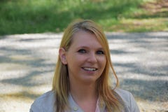 Attraktiv ung blondin i parkera arkivfoton Attraktiv ung blondin i parkera arkivfoton