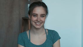 Attraktiv ung kvinna i en liten kamera f?r studioblickar som ler f?r modeperson f?r k?nsel lycklig ultrarapid f?r flicka stock video Attraktiv ung kvinna i en liten kamera f?r studioblickar som ler f?r modeperson f?r k?nsel lycklig ultrarapid f?r flicka stock video