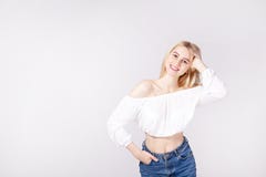Attraktiv ung kvinna som poserar ?ver gr? bakgrund arkivfoton Attraktiv ung kvinna som poserar ?ver gr? bakgrund arkivfoton