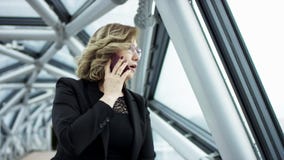 Attraktive blonde Geschäftsfrau unter Verwendung Smartphone-Pendlers in der Stadt, hübsche junge Geschäftsfrau, die telefonisch g stock video Attraktive blonde Geschäftsfrau unter Verwendung Smartphone-Pendlers in der Stadt, hübsche junge Geschäftsfrau, die telefonisch g stock video