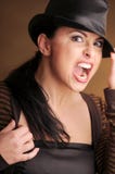 Attraktive Brunettefrau im schwarzen Hut stockfotografie Attraktive Brunettefrau im schwarzen Hut stockfotografie