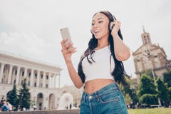 Attraktive Dame mit Bronzehaut ist in der sonnigen Stadt auf Spaziergang, herein lizenzfreies stockfoto Attraktive Dame mit Bronzehaut ist in der sonnigen Stadt auf Spaziergang, herein lizenzfreies stockfoto