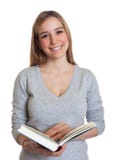 Attraktive Frau mit Buch lizenzfreie stockbilder Attraktive Frau mit Buch lizenzfreie stockbilder