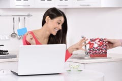 Attraktive junge Frau mit Geschenkkästen lizenzfreie stockfotos Attraktive junge Frau mit Geschenkkästen lizenzfreie stockfotos