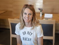 Attraktive kaukasische Frau im Urlaub in einem Restaurant in Seattle, Washington lizenzfreies stockfoto Attraktive kaukasische Frau im Urlaub in einem Restaurant in Seattle, Washington lizenzfreies stockfoto