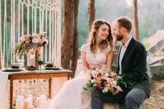 Attraktive Paarjungvermählten Braut und Bräutigamlachen und -lächeln miteinander, glücklicher und froher Moment Mann und Frau her Lizenzfreies Stockbild Attraktive Paarjungvermählten Braut und Bräutigamlachen und -lächeln miteinander, glücklicher und froher Moment Mann und Frau her Lizenzfreies Stockbild
