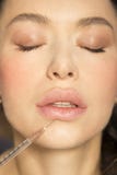 Attraktive pralle plastische Chirurgie Spritze des jungen Mädchens Lippen stockbilder Attraktive pralle plastische Chirurgie Spritze des jungen Mädchens Lippen stockbilder