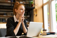 Attraktive rote behaarte Jugendliche, die Laptop-Computer verwendet stockfotos Attraktive rote behaarte Jugendliche, die Laptop-Computer verwendet stockfotos