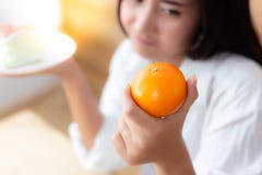 Attraktive Schönheit hält Orange und Kuchen Hübsches Fa lizenzfreies stockbild Attraktive Schönheit hält Orange und Kuchen Hübsches Fa lizenzfreies stockbild
