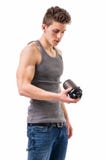 Attraktiver junger Mann, der Proteindrinkflasche hält lizenzfreie stockfotos Attraktiver junger Mann, der Proteindrinkflasche hält lizenzfreie stockfotos