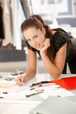 Attraktiver Modedesigner, der im Büro arbeitet stockbild Attraktiver Modedesigner, der im Büro arbeitet stockbild