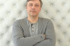 Attraktiver reifer Mann mit den Armen gekreuzt lizenzfreie stockfotografie Attraktiver reifer Mann mit den Armen gekreuzt lizenzfreie stockfotografie