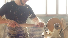 Attraktiver Tischler, der an Holzbearbeitungsdrehbankmaschine in der Tischlerwerkstatt arbeitet stock footage Attraktiver Tischler, der an Holzbearbeitungsdrehbankmaschine in der Tischlerwerkstatt arbeitet stock footage