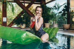 Attraktives lächelndes Slimposing in Badekurort und der Wellnessmitte lizenzfreie stockfotografie Attraktives lächelndes Slimposing in Badekurort und der Wellnessmitte lizenzfreie stockfotografie