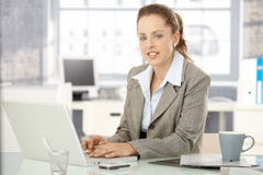Attraktives weibliches Arbeiten an Laptop im Büro stockfotos Attraktives weibliches Arbeiten an Laptop im Büro stockfotos