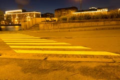 Attraversamento diagonalmente in un parco nella sera alle luci fotografie stock libere da diritti Attraversamento diagonalmente in un parco nella sera alle luci fotografie stock libere da diritti